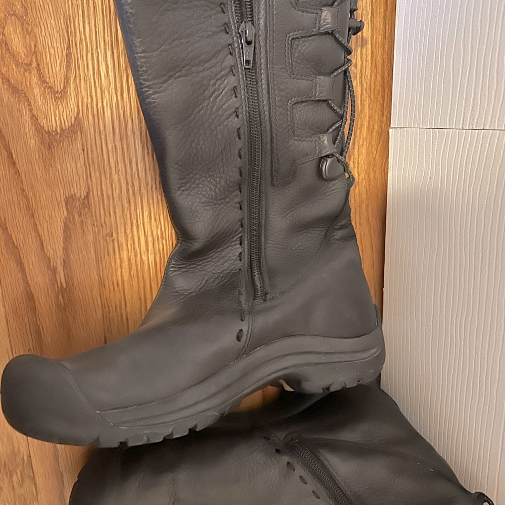 Keen black leather mid-calf snow boots